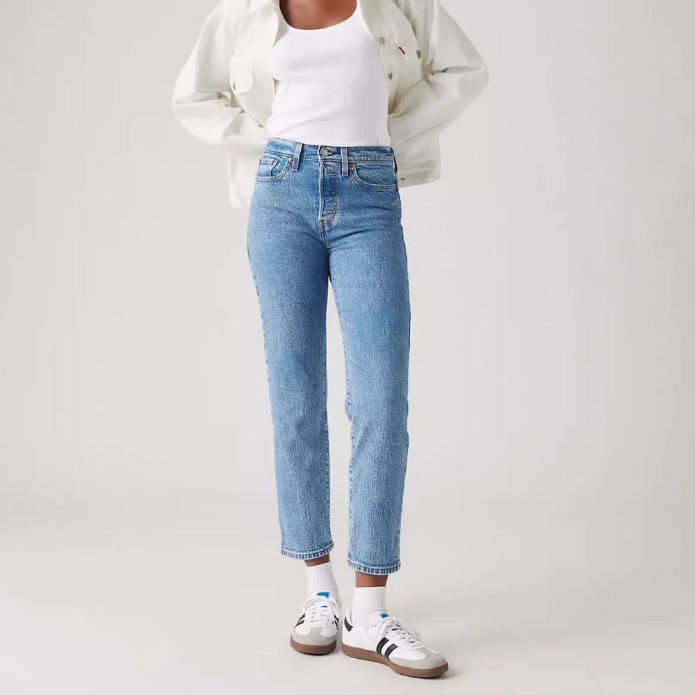 Brand New Levi’s Wedgie Striaght Fit Jeans Medium Wash